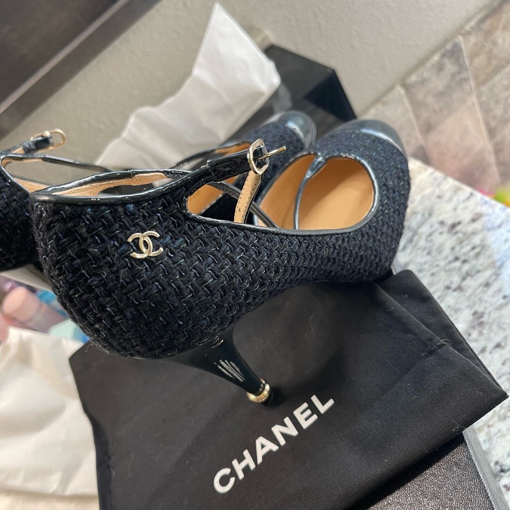 Chanel Tweed Heels. Navy blue.  Classy - Picture 2 of 10